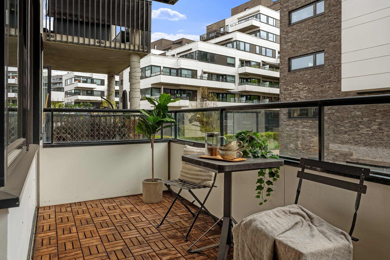 Balkongen er ca. 13 kvm og har god plass til lounge, spisebord og grill. Galleribilde