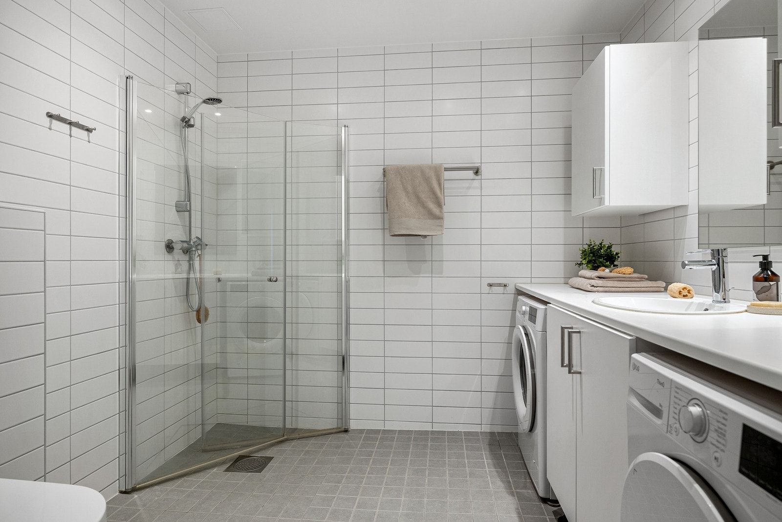 Delikat flislagt baderom. Gulvvarme. Downlights i himling. Galleribilde