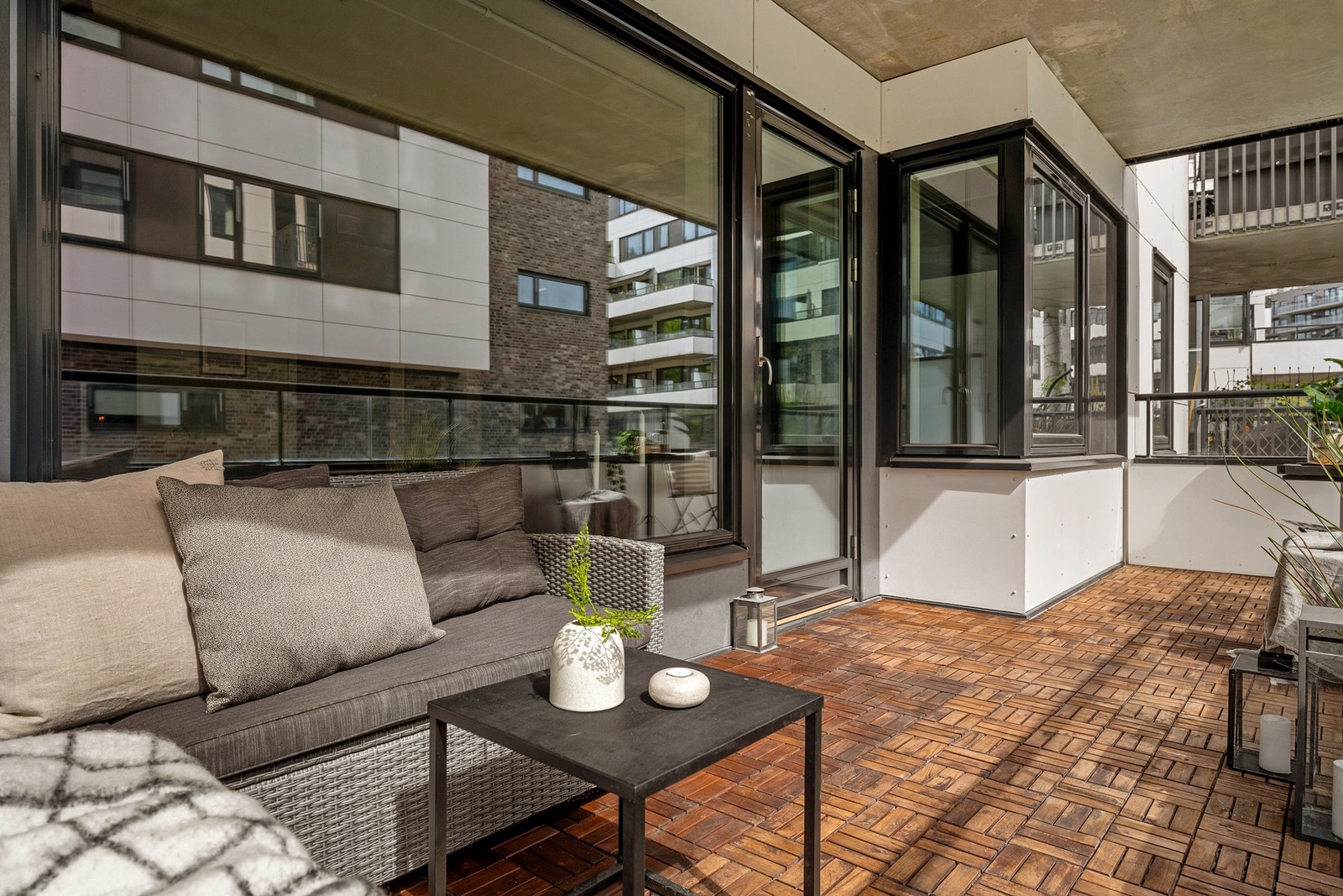 Balkongen er ca. 13 kvm og har god plass til lounge, spisebord og grill. Galleribilde