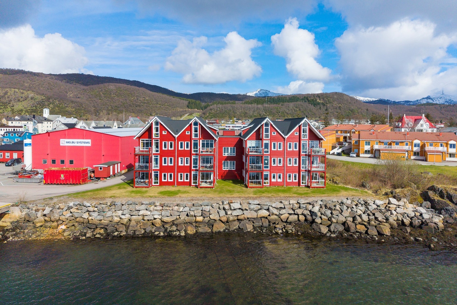 Leiligheten er beliggende helt i sjøkanten i Melbu sentrum, og byr på en nydelig utsikt over havna, hav og fjell. Galleribilde