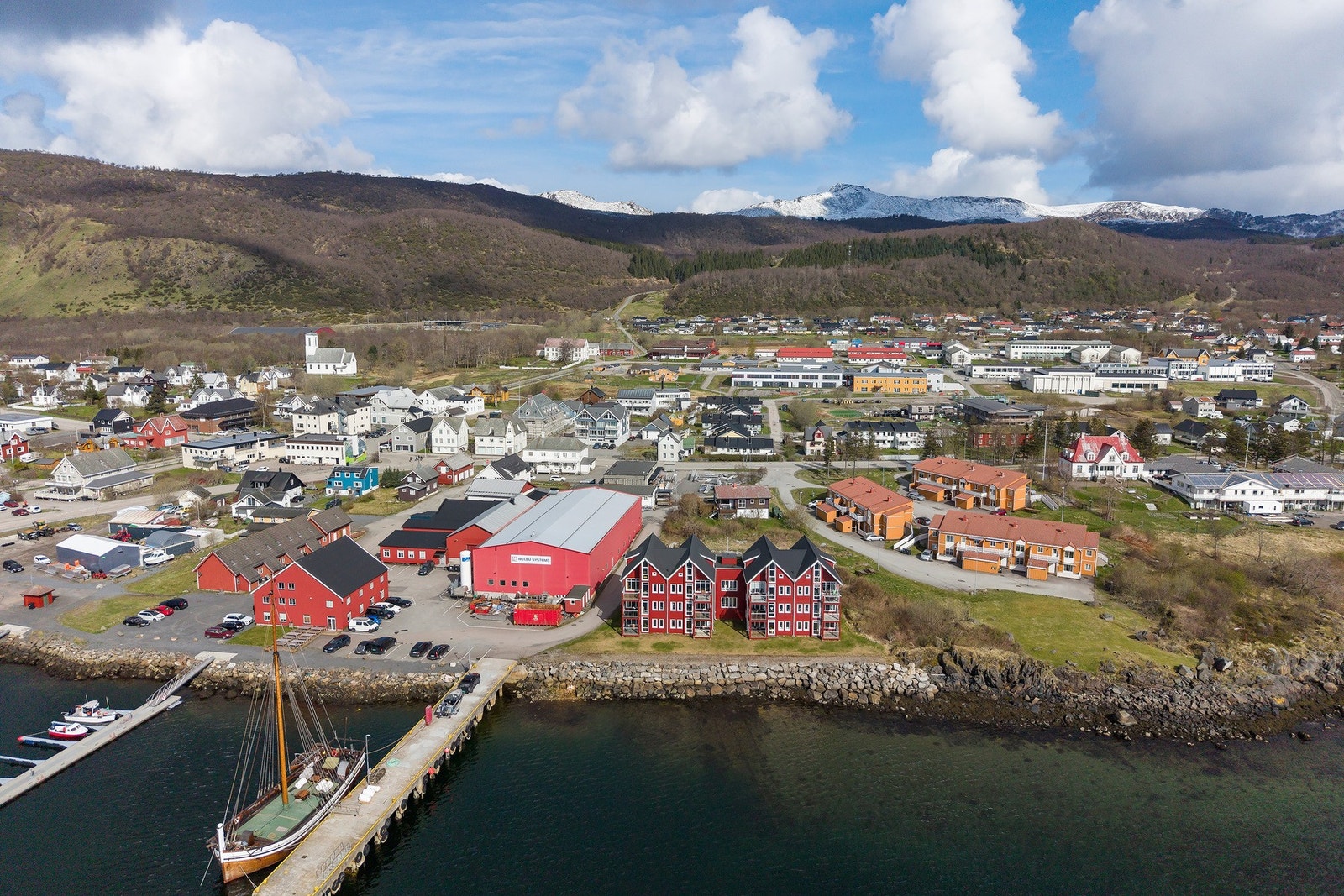 På Melbu finner du både skoler, barnehager, dagligvareforretninger, butikker, kafe og lokal pub. Kort vei til Melbu marka med fine turmuligheter sommer som vinter. Galleribilde