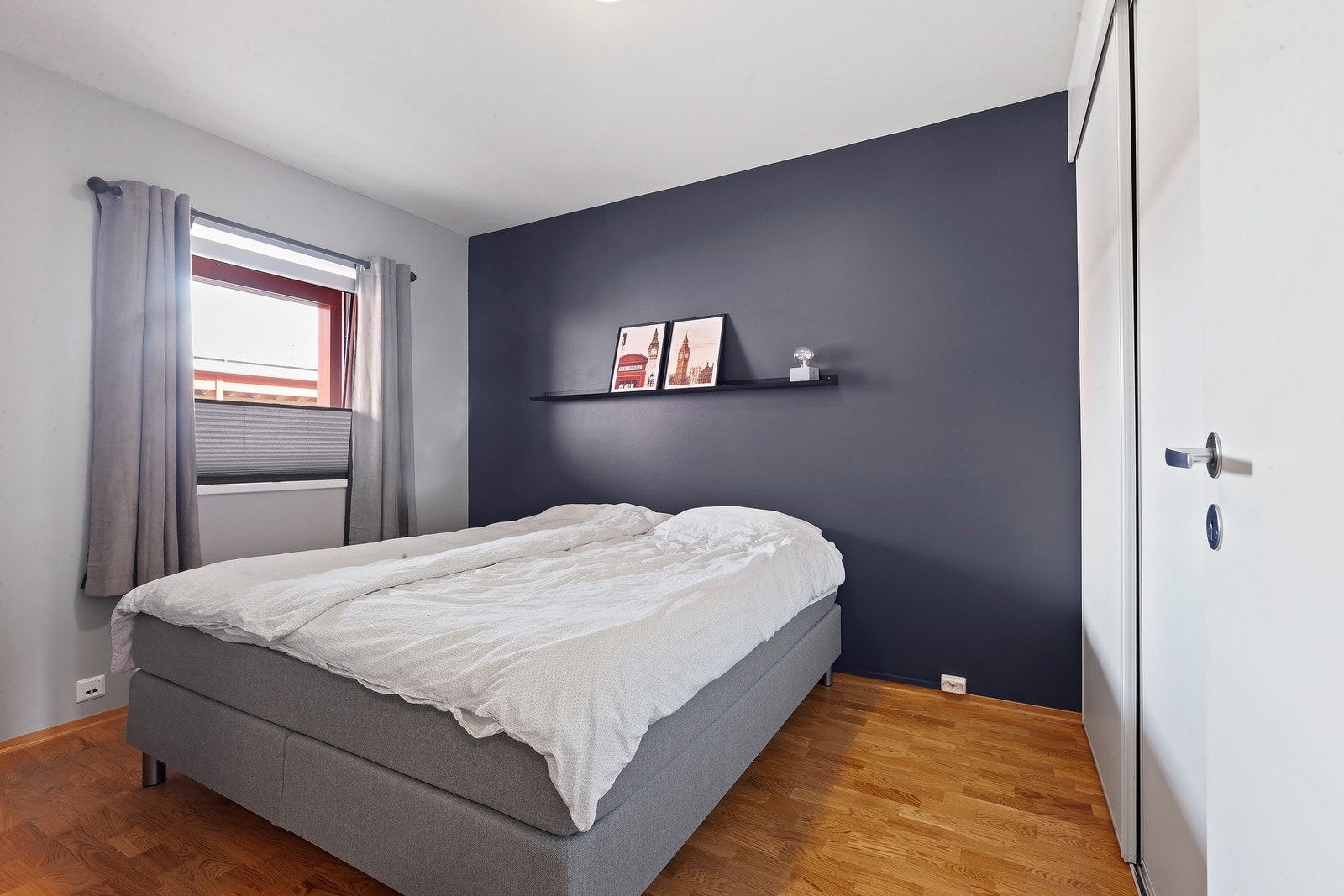 Hovedsoverom med praktisk skyvedørsgarderobe, og god plass til dobbeltseng. Galleribilde