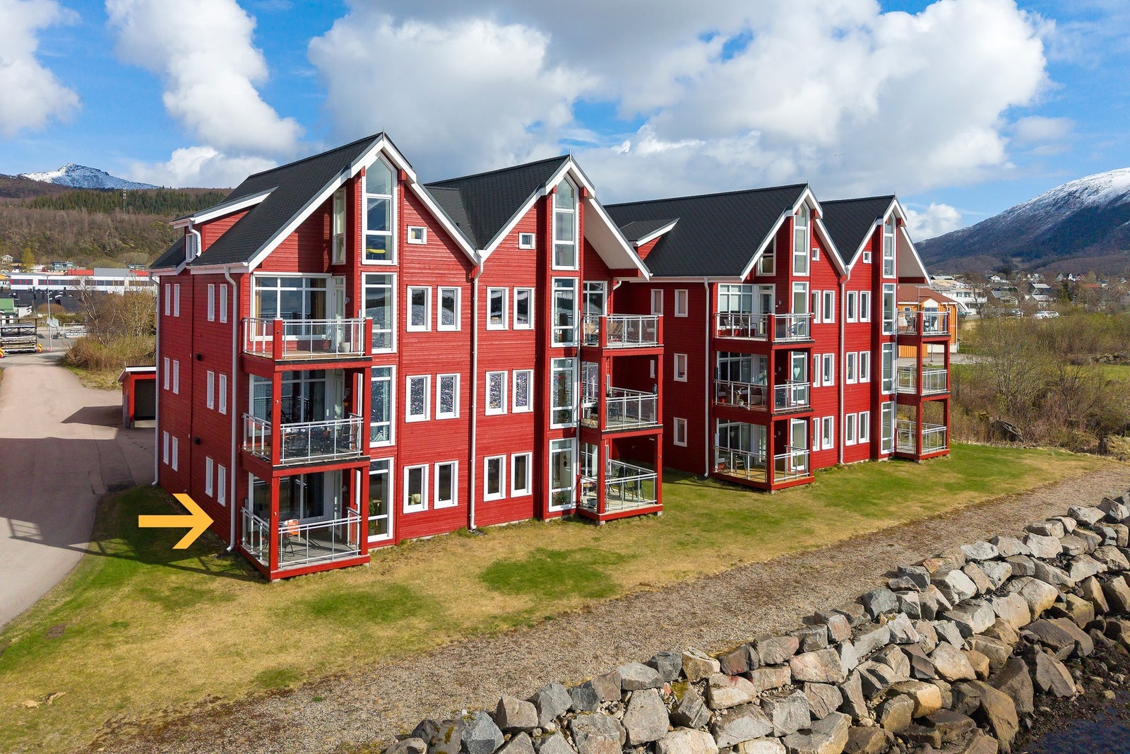 Endeleilighet beliggende i 1 etasje i Melbu brygge. Galleribilde