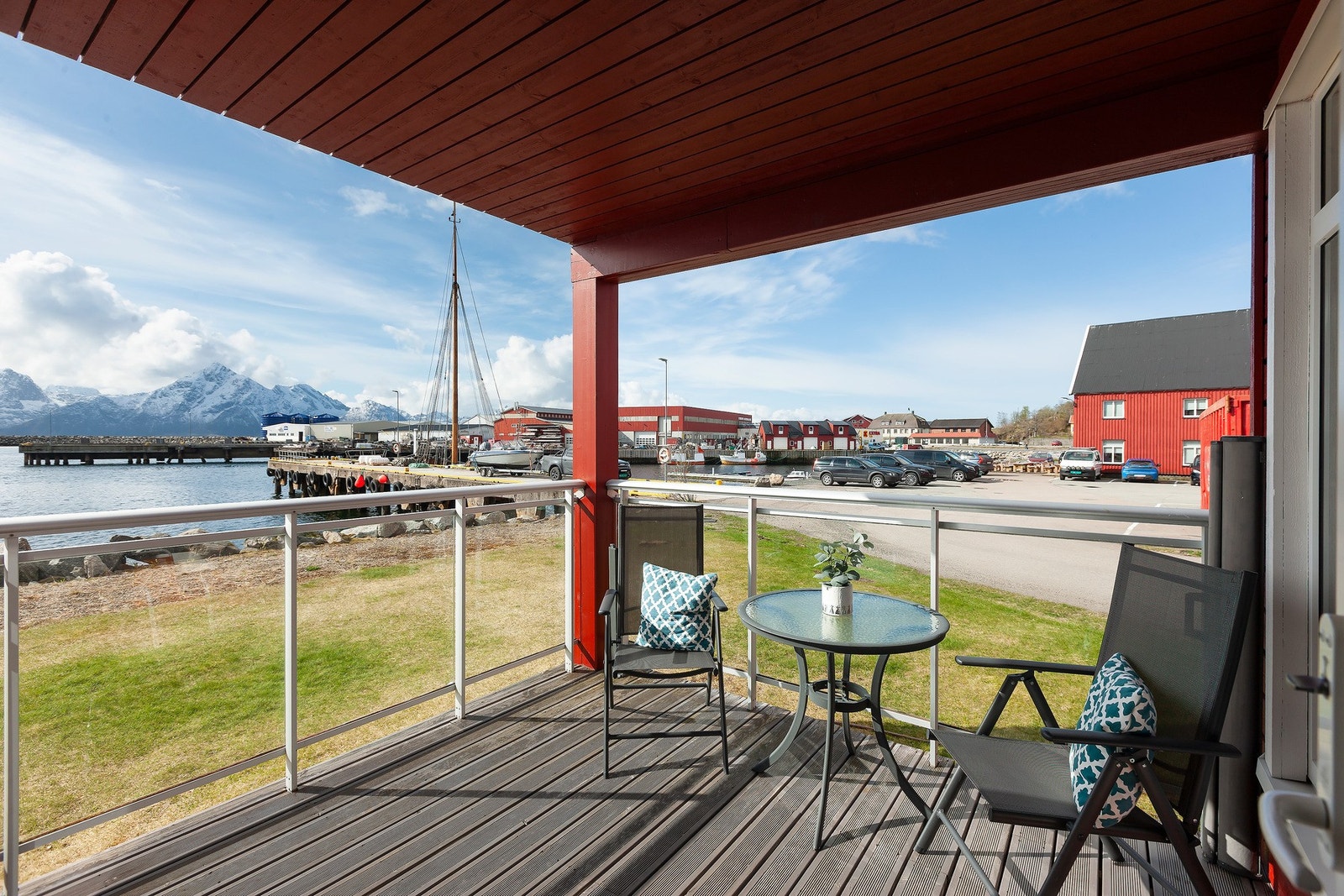 Fra stuen er det utgang til en hyggelig uteplass. Galleribilde