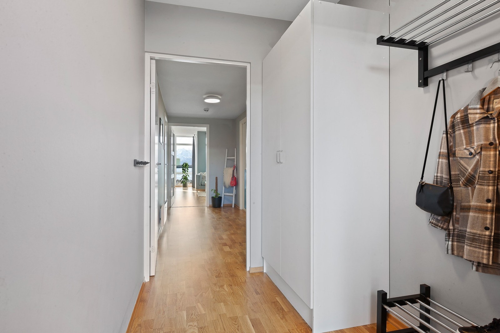 Lys og praktisk entré med god oppbevaringsplass i garderobe. Galleribilde