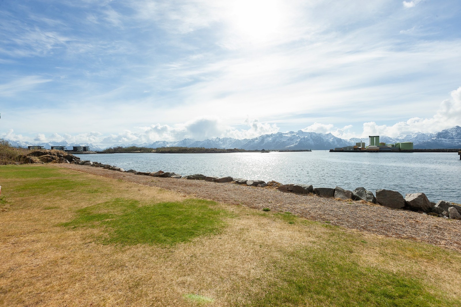 Nærområdet med flott sjøutsikt og fjell i bakgrunnen. Galleribilde