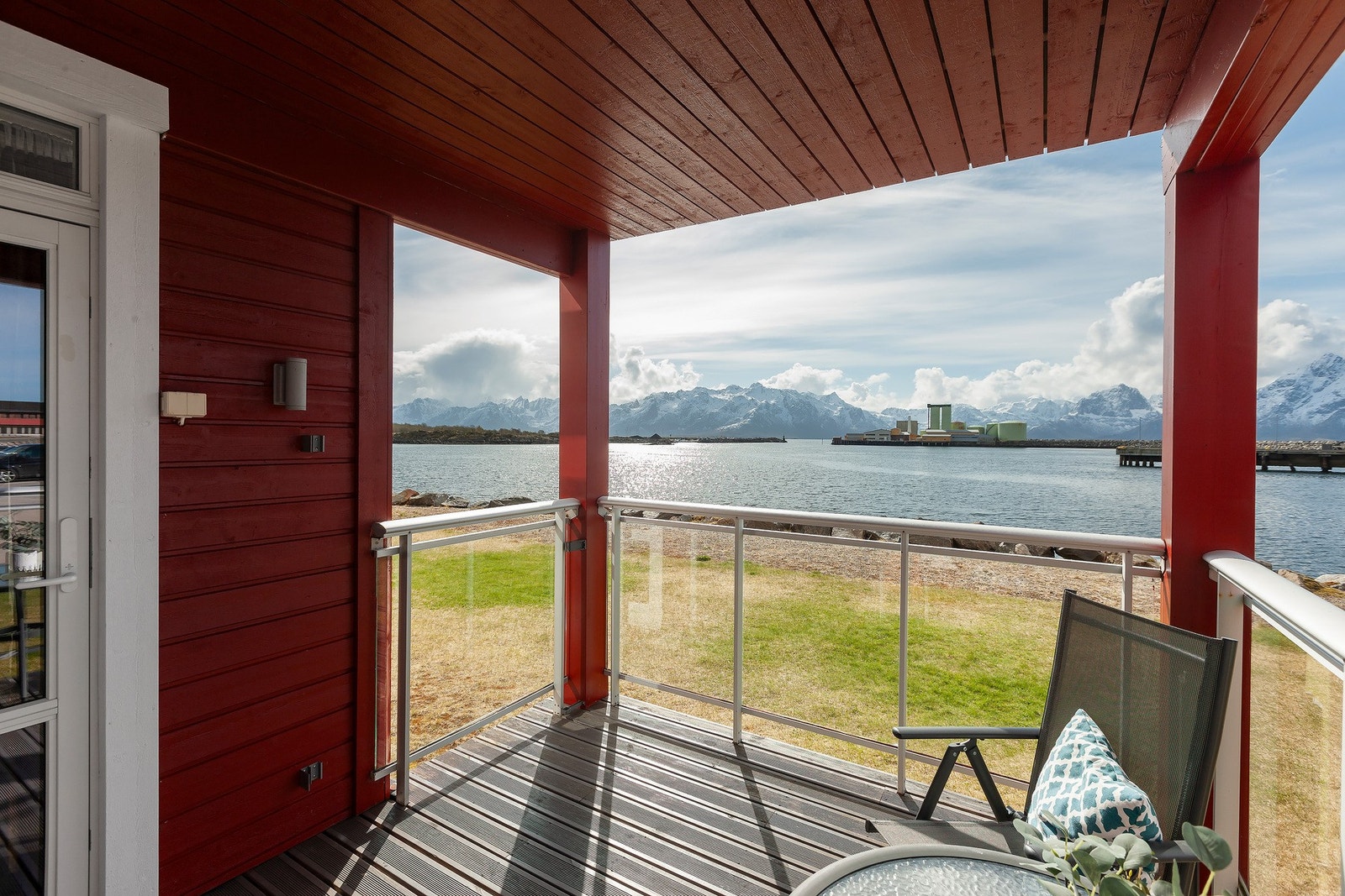 Flott uteplass med glassrekkverk hvor du kan senke skuldrene og nyte utsikten. Galleribilde