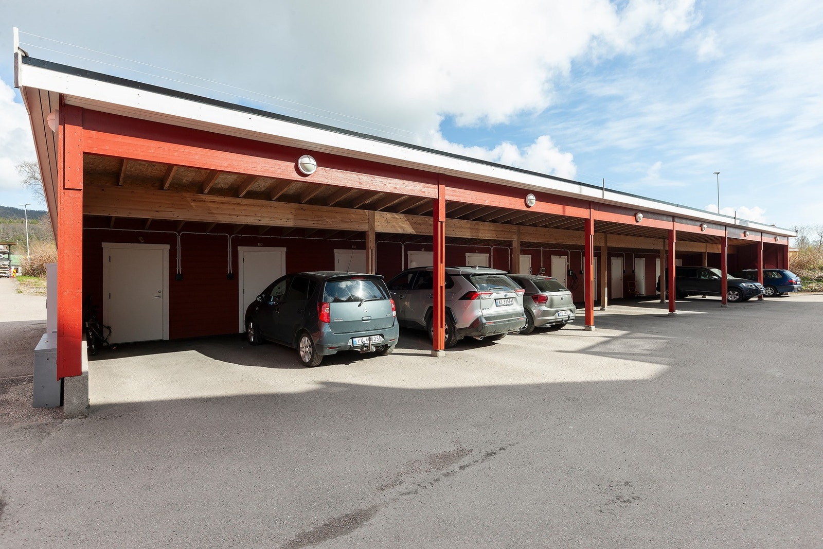 Carport med tilhørende bod i bakkant. Galleribilde