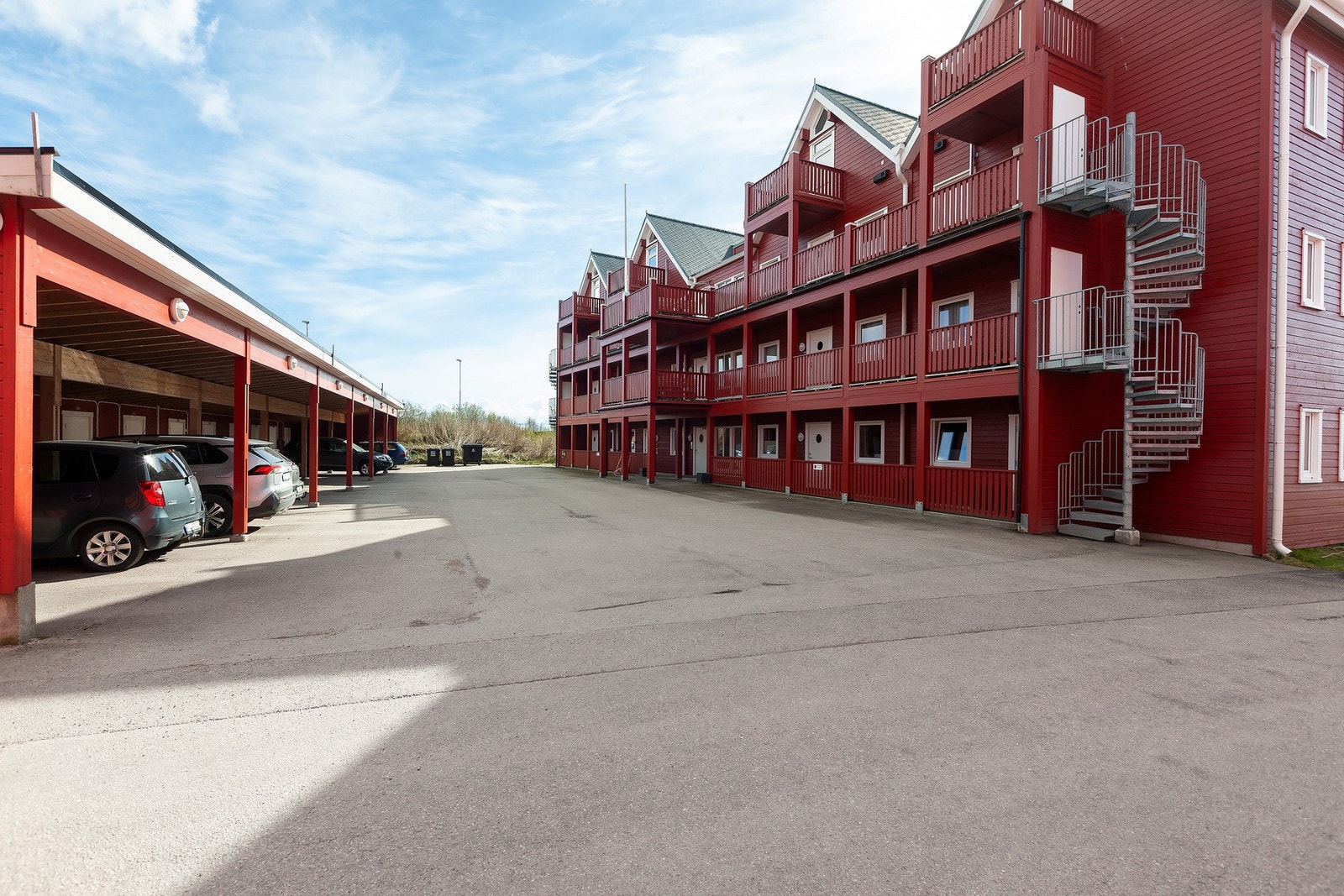 Asfaltert gårdsplass. Galleribilde