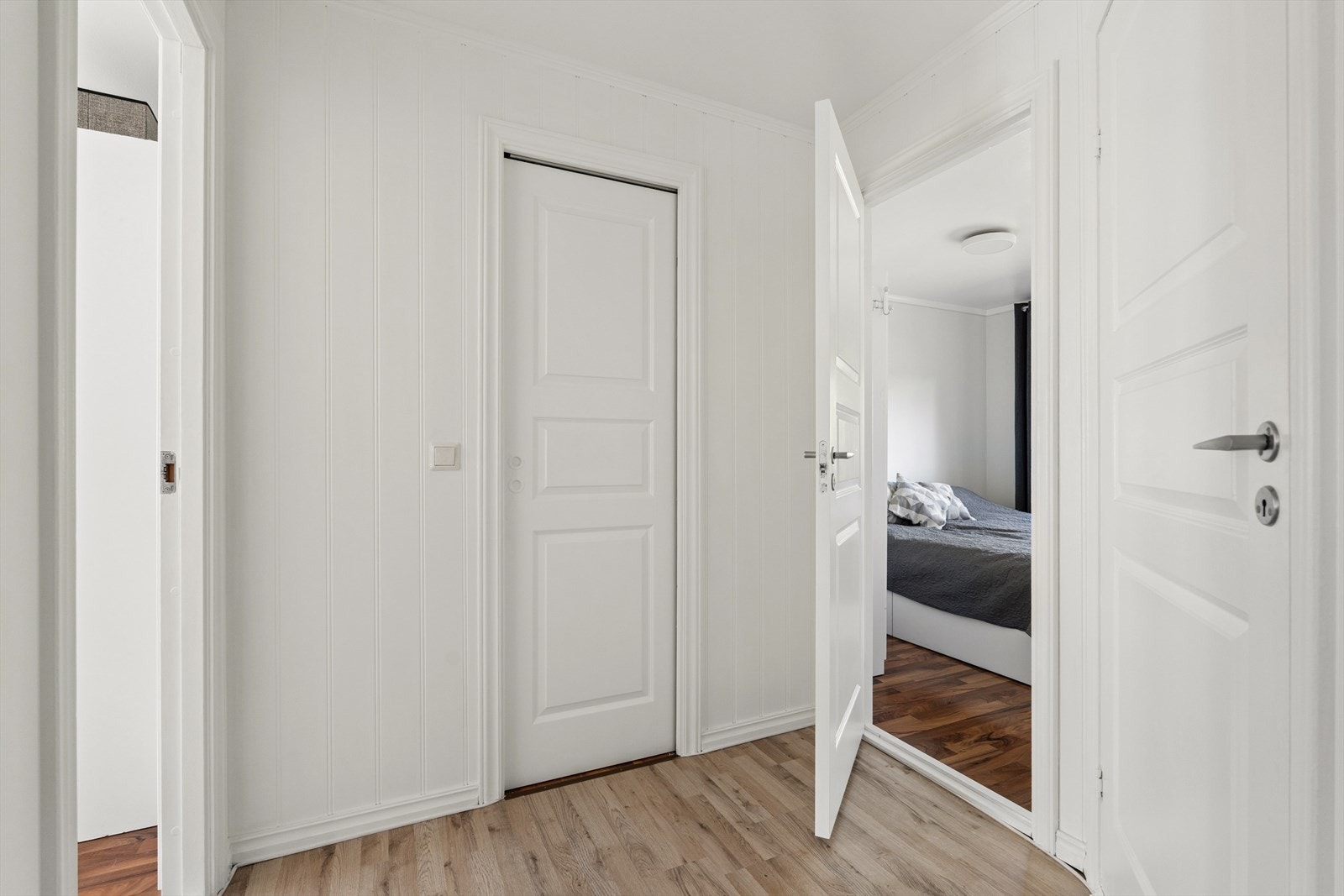 Gangen fra stuen leder til alle soverommene samt badet og en egen bod i leiligheten. Galleribilde