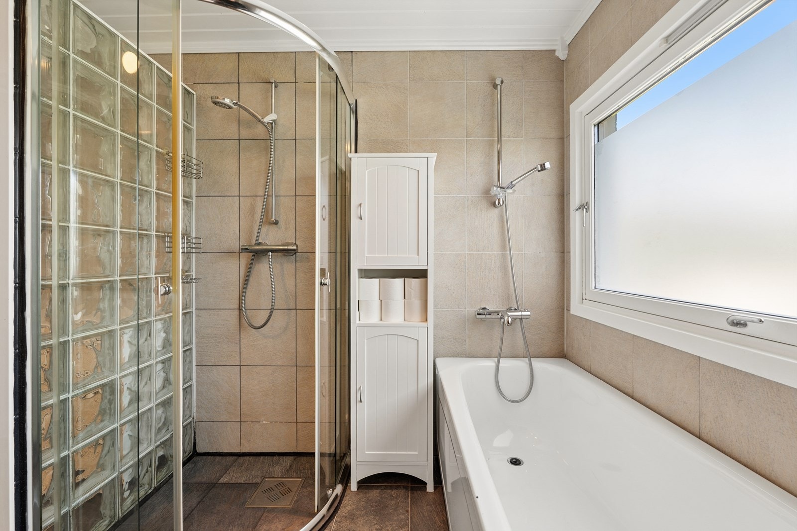 Badet er oppført med dusjnisje, badekar... Galleribilde