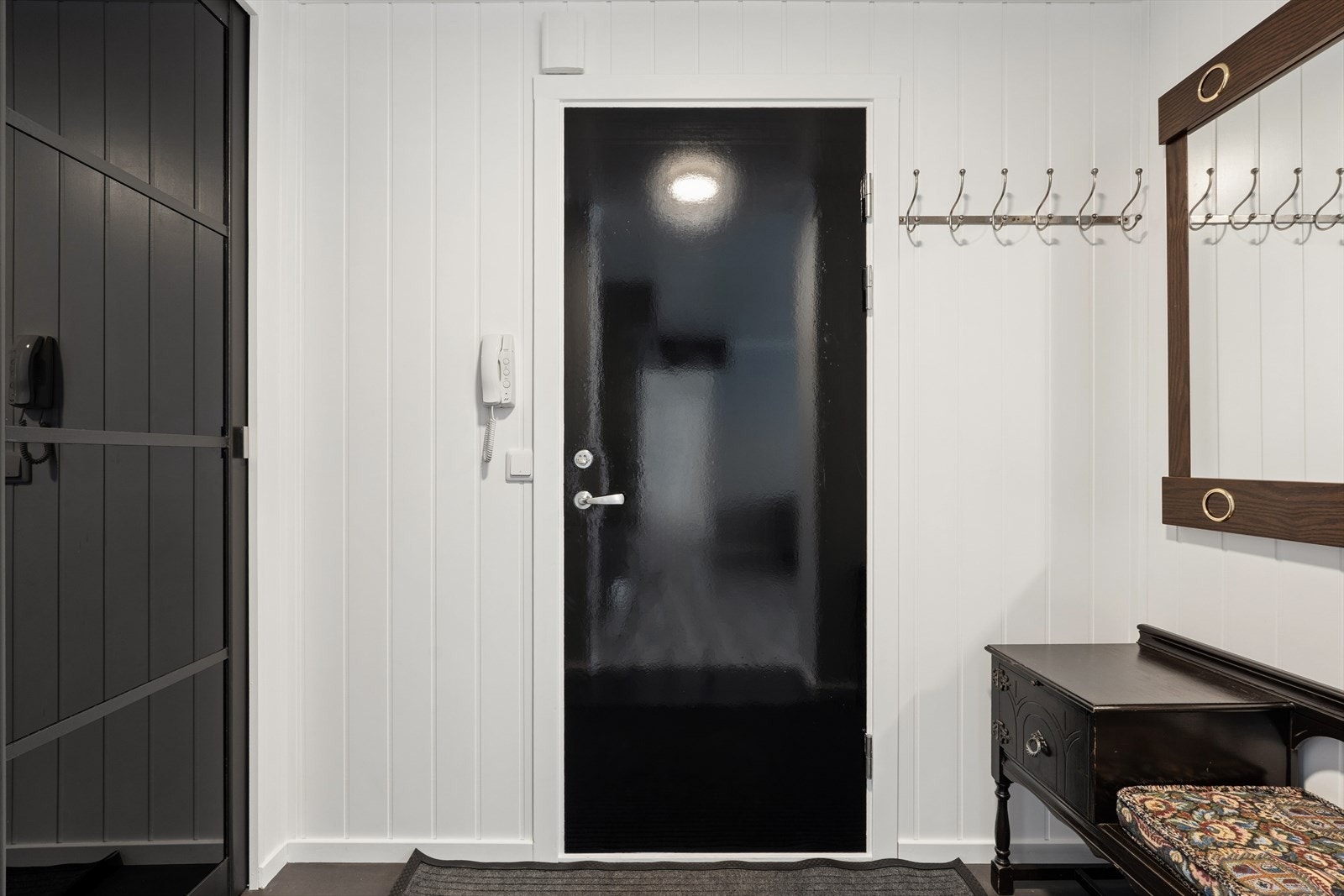 Entré hvor det er god plass til å henge fra seg yttertøy. Galleribilde