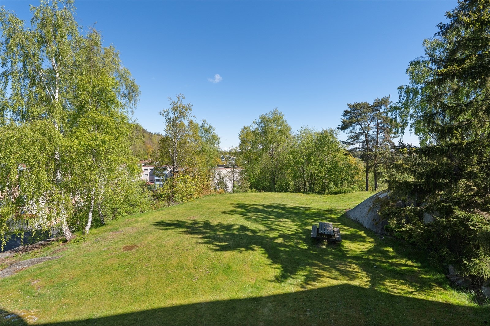 Fra kjøkkenet har du hyggelig utsikt. Galleribilde