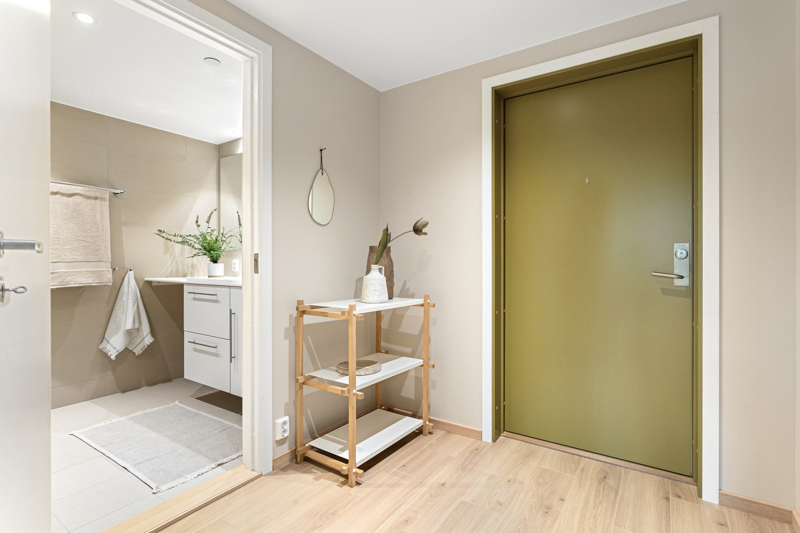 Entréen gir et godt førsteinntrykk av boligen og har plass til blant annet knaggrekker, garderobeløsning og speil. Galleribilde
