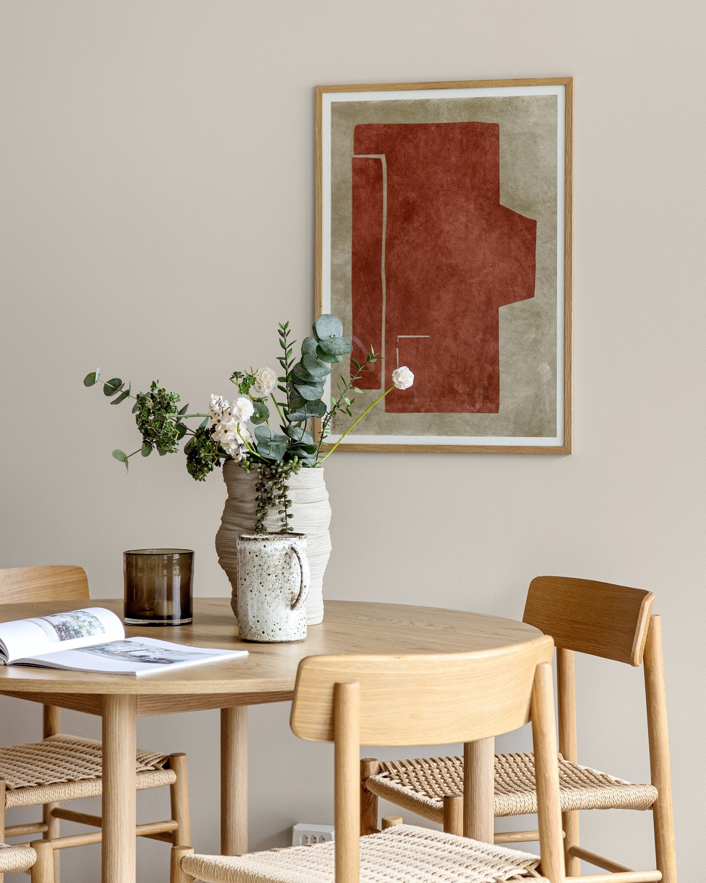 Oppholdsrommet har fin plass til spisebord. Galleribilde