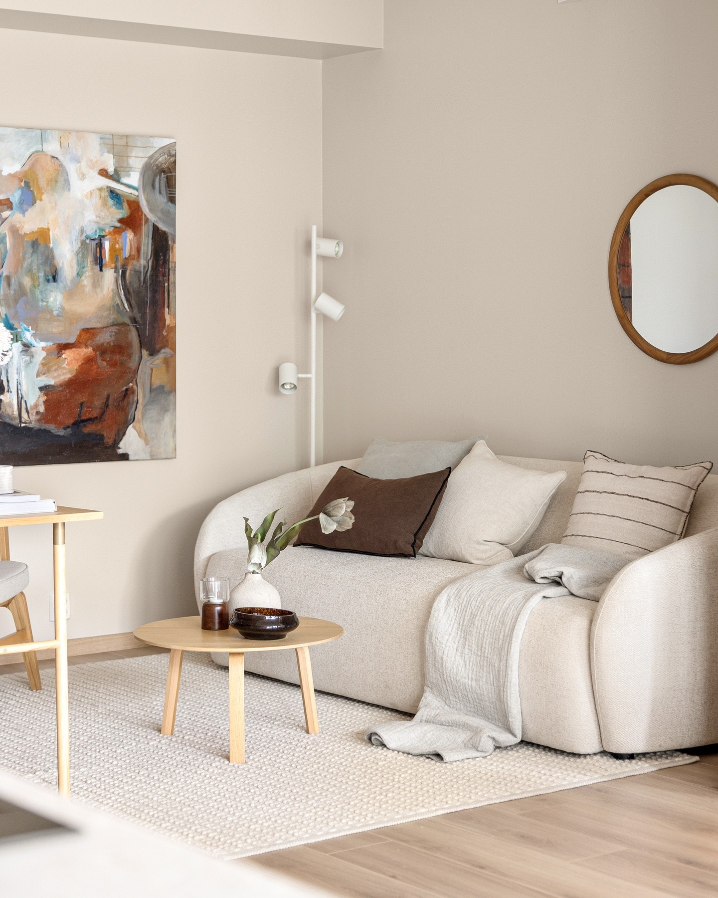 God plass til sofa, salongbord og tilhørende mediemøblement. Galleribilde
