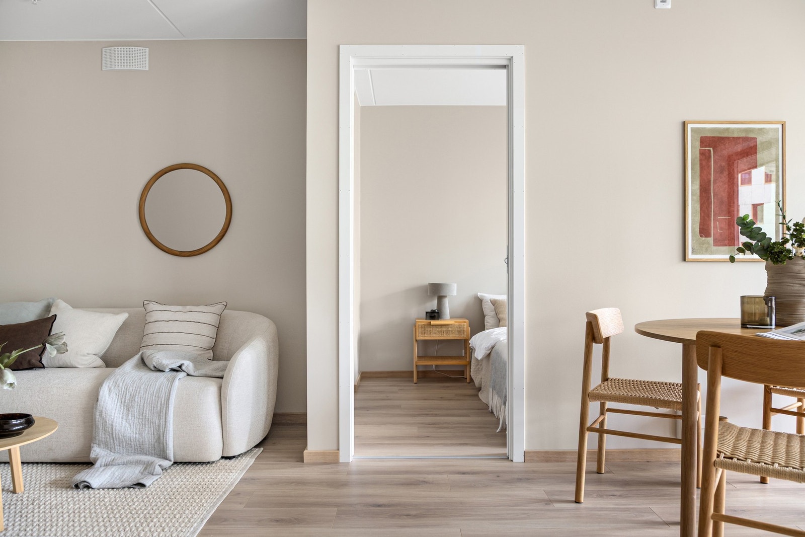 Via plassbesparende skyvedør er det tilgang til ett av to soverom. Galleribilde