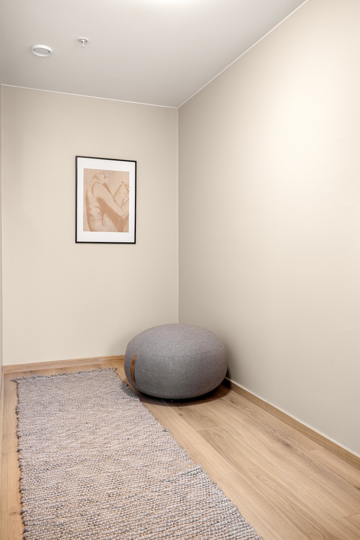 I tilknytning til rommet er det en romslig innvendig bod/walk-in-closet som gir godt med plass for klær og annet. Galleribilde