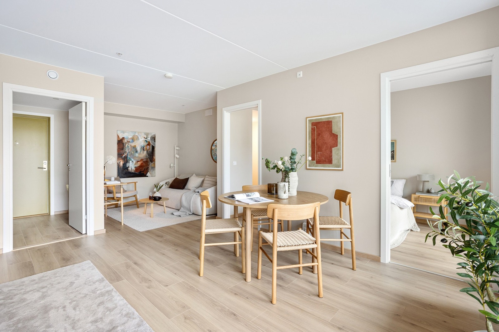 Boligen er malt i moderne fargevalg og har lekker 1-stavs parkett på gulv. Galleribilde