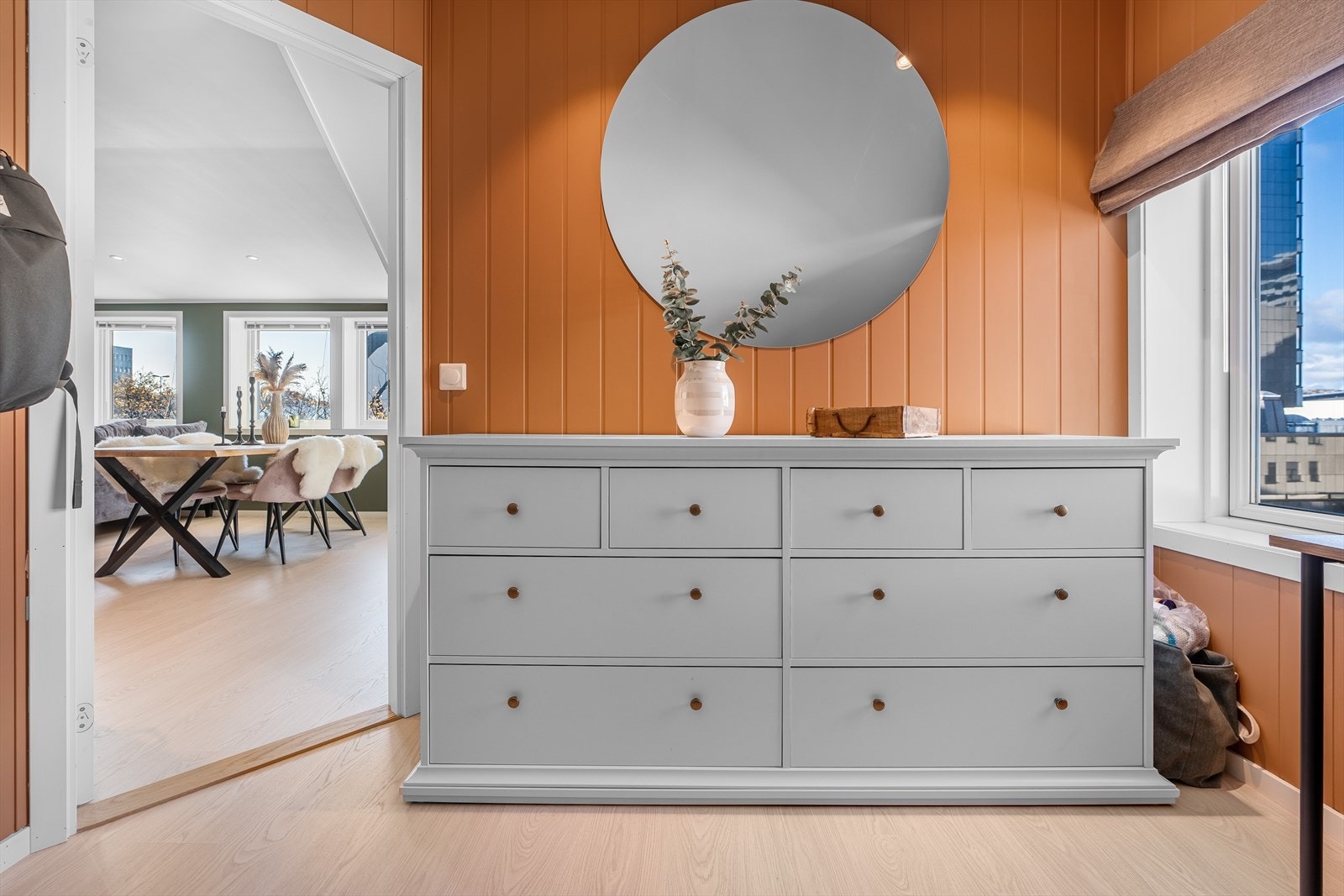 På hovedsoverommet er det mye oppbevaringsplass i en romslig skyvedørsgarderobe. Galleribilde