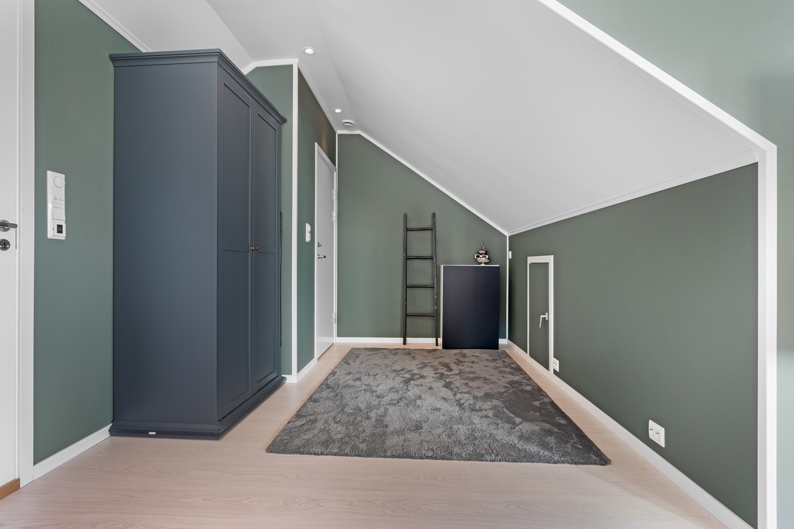 Velkommen inn! Entreen i loftsleiligheten gir et meget godt førsteinntrykk og har plass til garderobeskap. Galleribilde