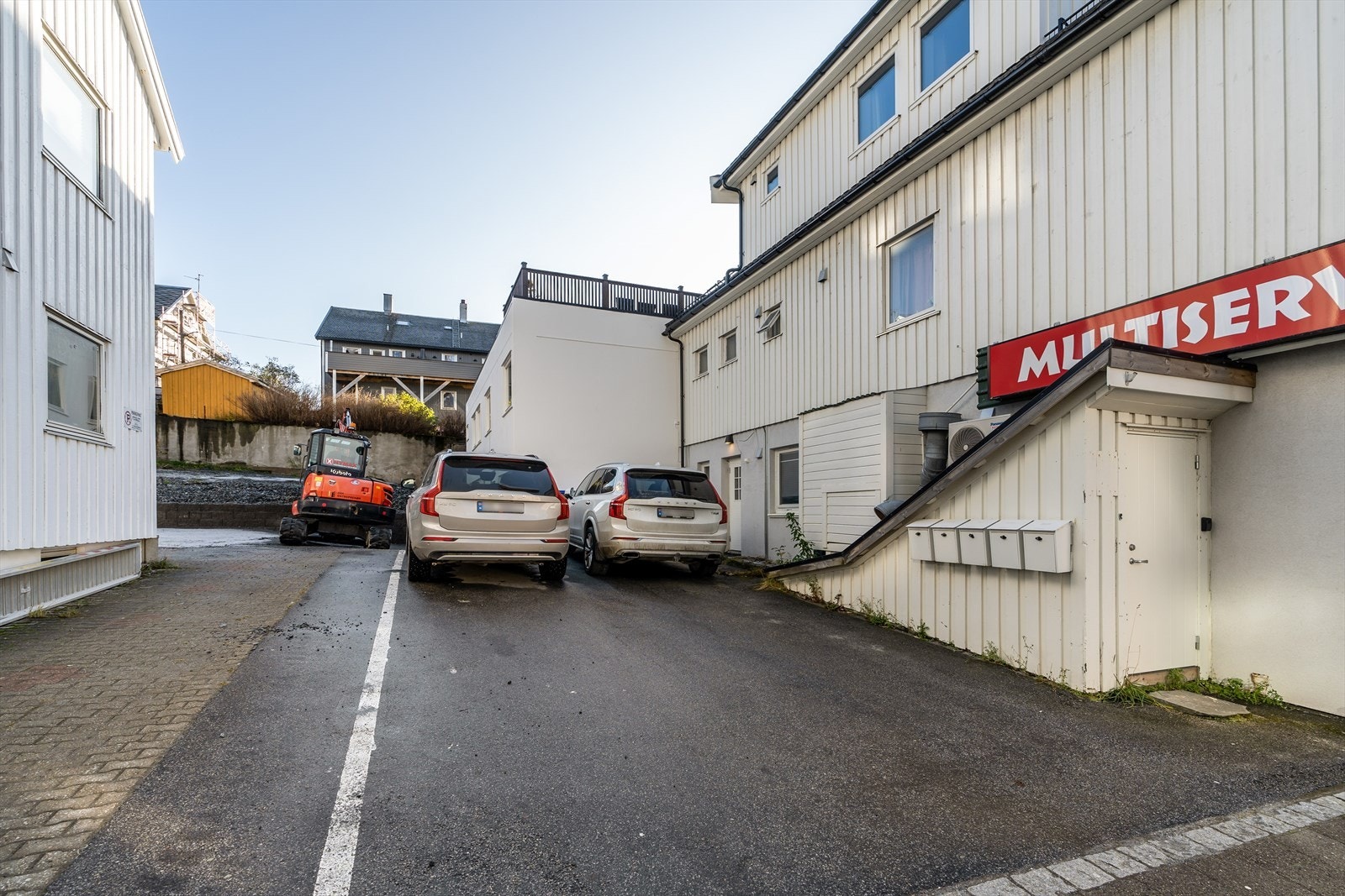 På asfaltert gårdsplass, innenfor den hvite streken, er det plass til flere biler. Galleribilde