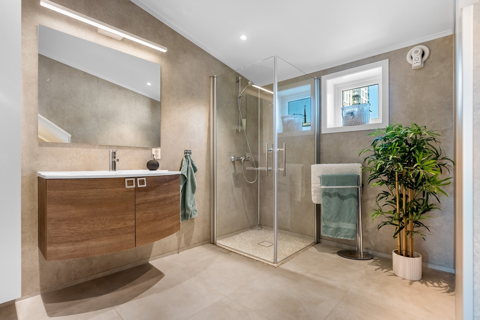 Det lekre badet i loftsleiligheten har en gjennomført stil. Galleribilde