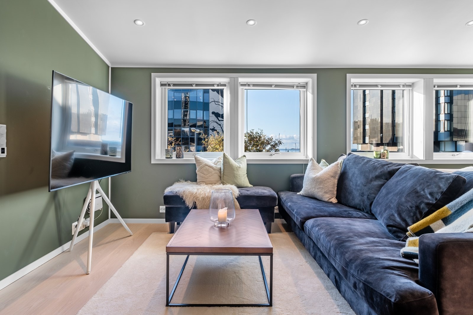 Loftsleiligheten ble bygget opp i 2019 og har et moderne farge- og materialvalg. Galleribilde