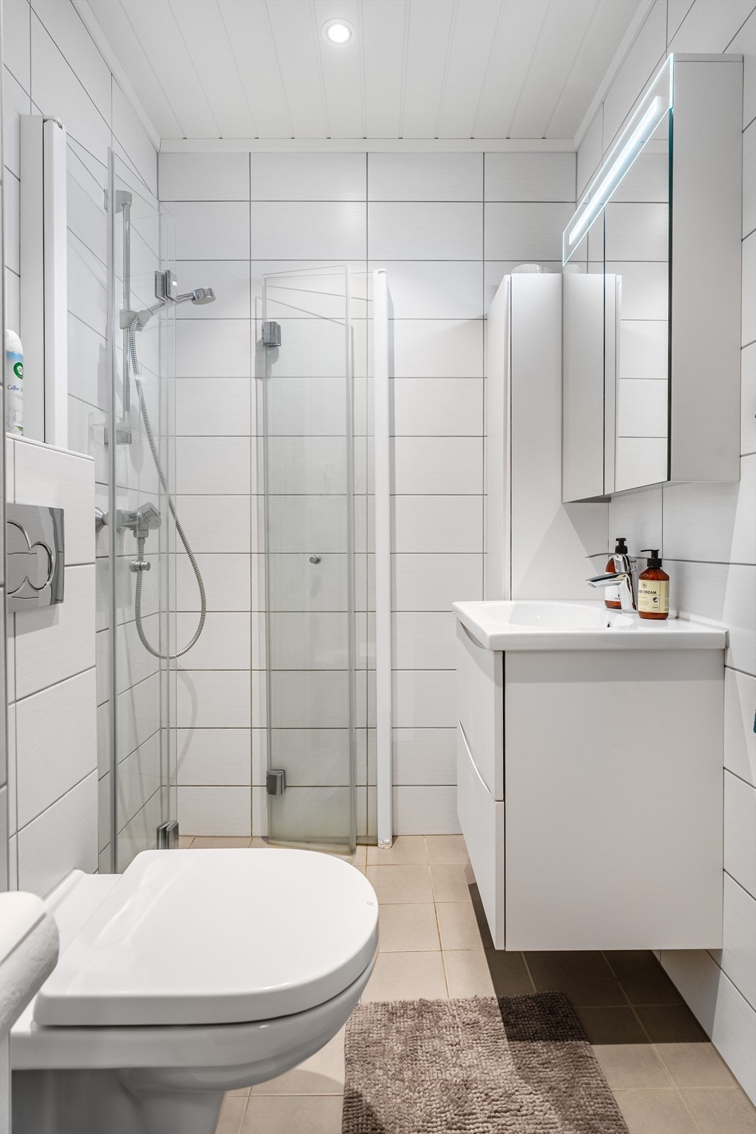 Badet i 2-romsen har en nøytral stil og alt man trenger for en god start på dagen. Galleribilde