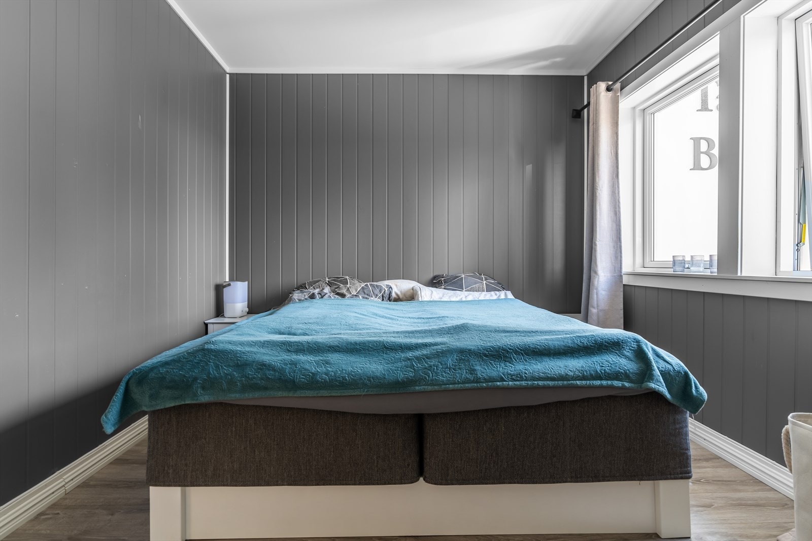 Soverommet i 2-romsen har garderobe med skyvedør og akkurat god nok plass til dobbeltseng med nattbord. Galleribilde
