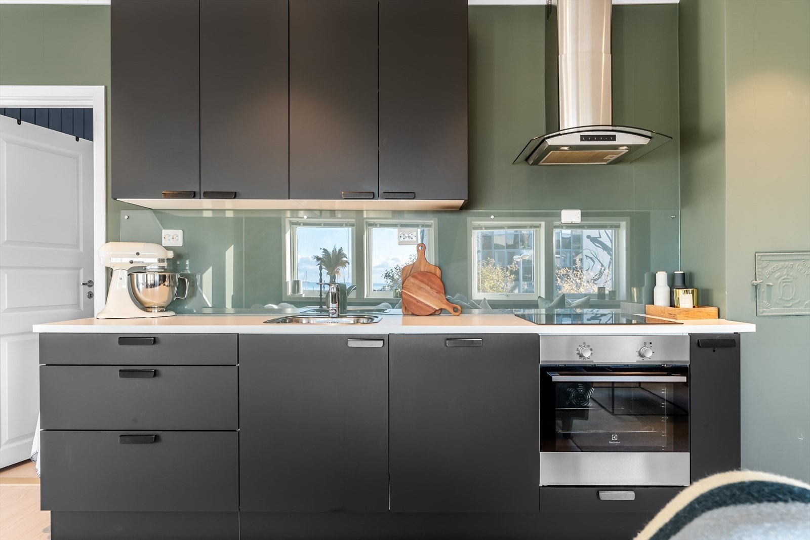 Kjøkkenet i loftsleiligheten er kompakt, stilig og funksjonelt. Galleribilde