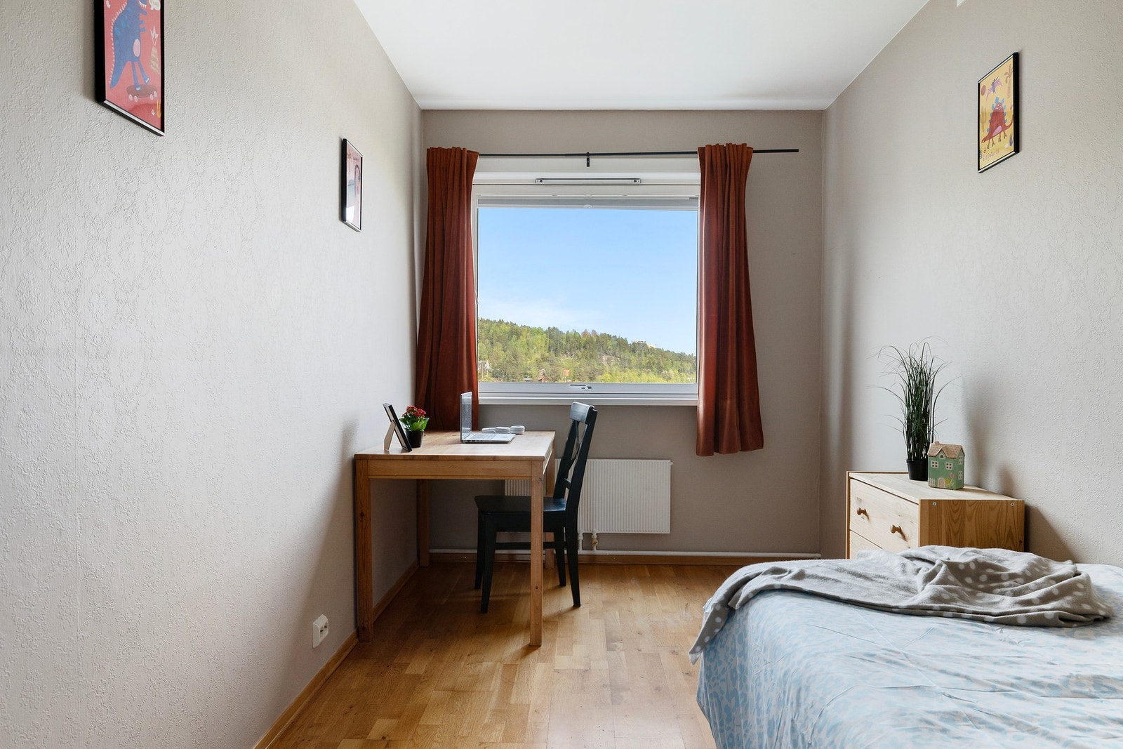 Leiligheten byr på to romslige soverom med plass til både seng og garderobeløsninger. Galleribilde