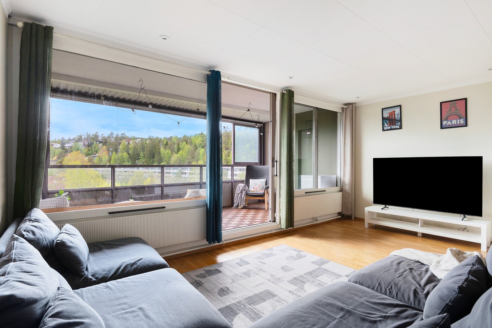 Stuen fremstår lys og luftig med store vindusflater som slipper inn rikelig med dagslys. Galleribilde