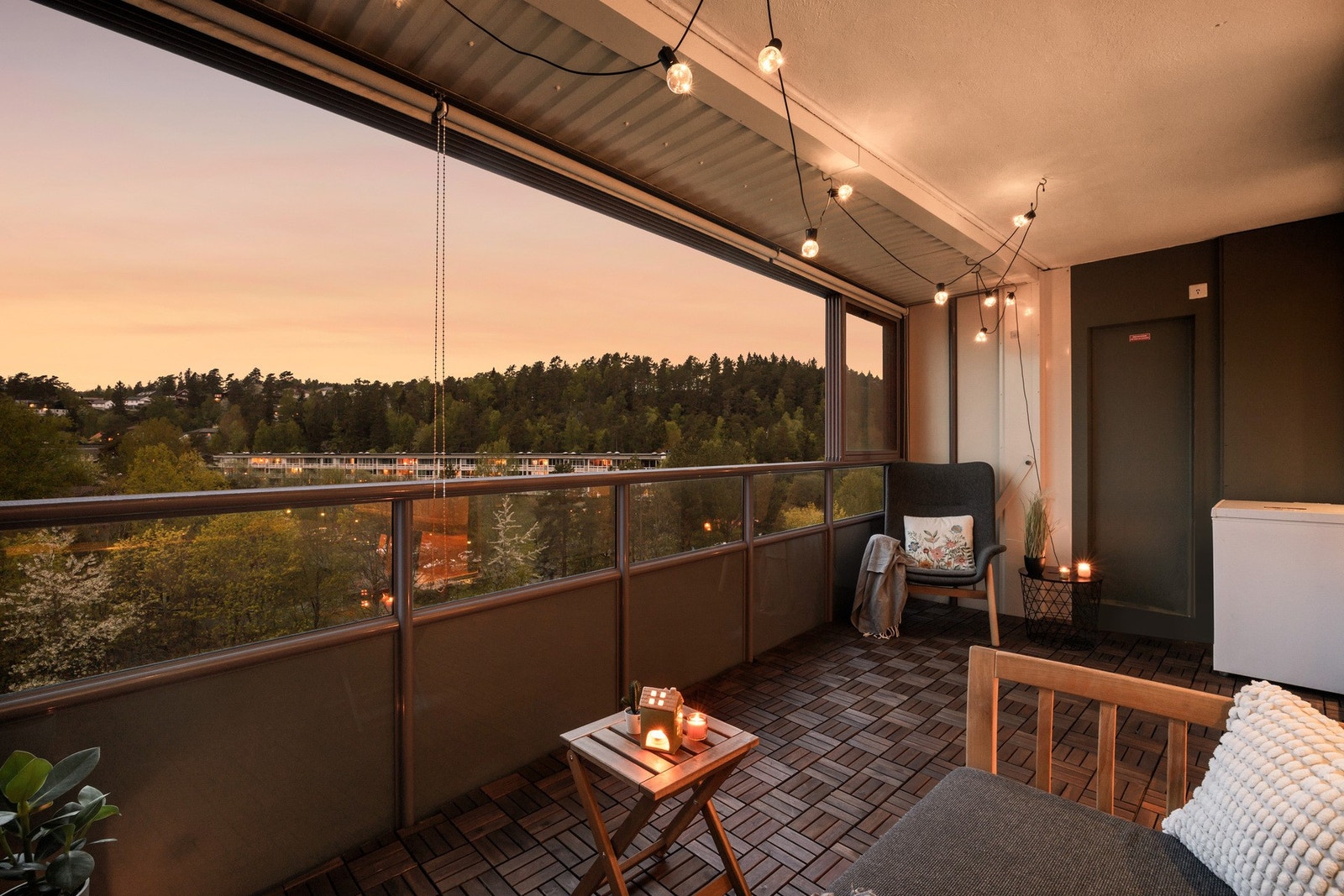 Balkongen byr på flotte solforhold og fantastisk utsikt, og fungerer som en naturlig forlengelse av stuen - perfekt for både rolige morgener og hyggelige kvelder. Galleribilde