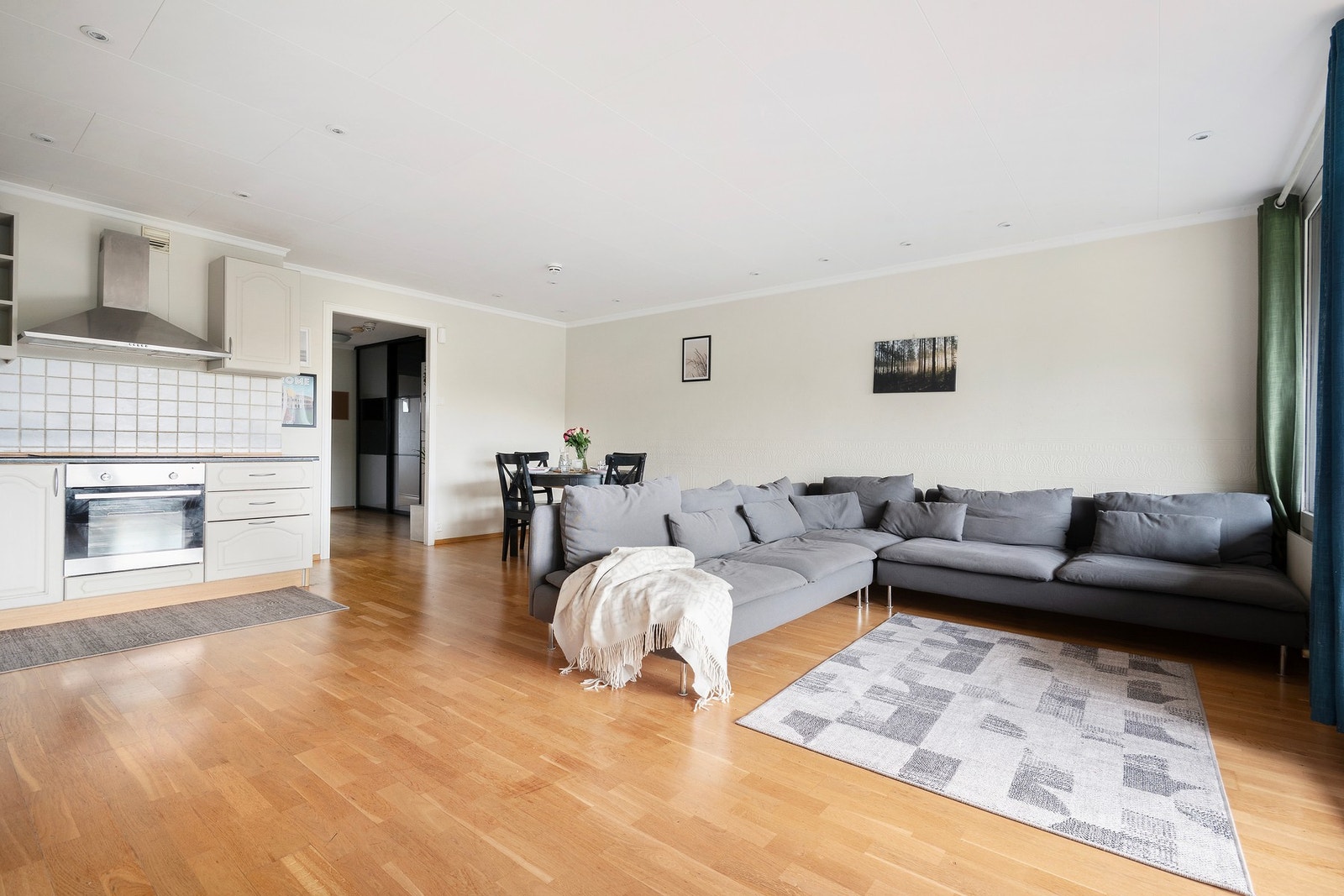 Stuen har en god planløsning med naturlige soner for både sofa- og TV-møblement. Her er også varmtvann og fyring inkl. i felleskostnadene. Galleribilde