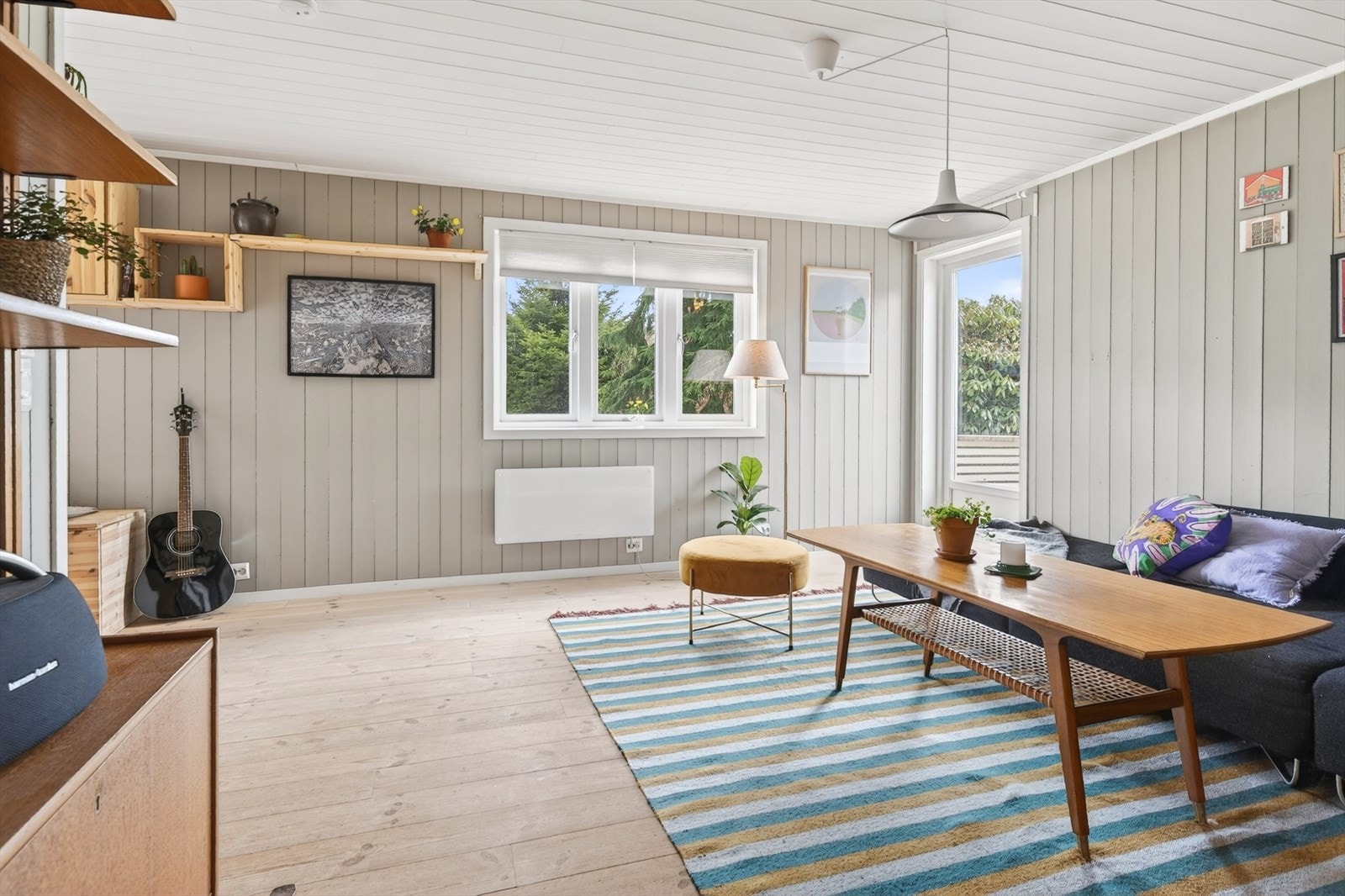 Luftig stue med god plass til sittegruppe Galleribilde