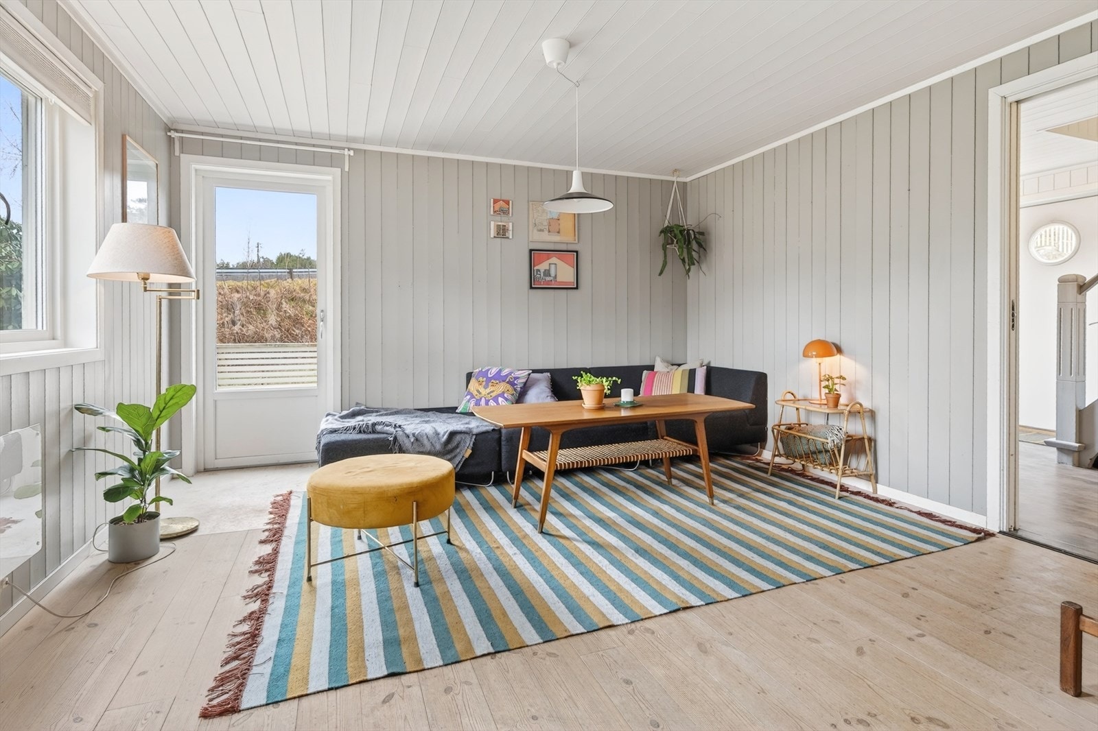 Direkte utgang til solrik veranda Galleribilde