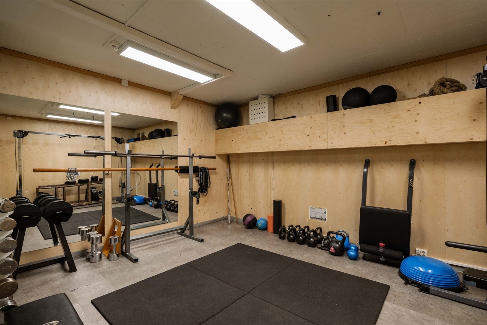 I kjelleren er det et velutstyrt treningsrom med gratis booking, slik at man kan trene i ro og fred. Galleribilde