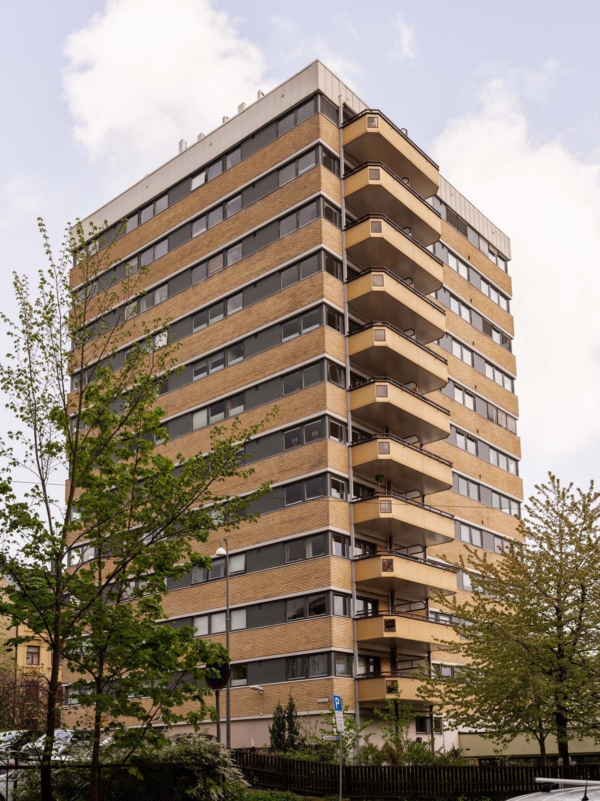 Bygget ble oppført i 1961, og består av 74 leiligheter. Galleribilde