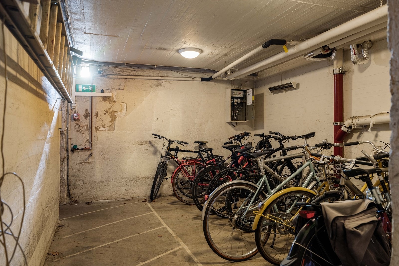 Det er bra med sykkelparkering, både et rom med direkte adkomst fra hagen samt i garasjen. Galleribilde