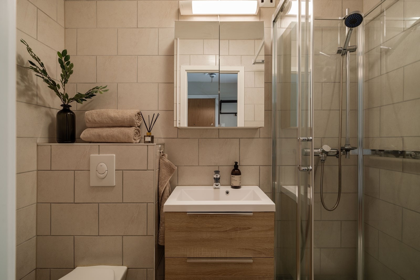 Badet ble pusset opp i 2017 av tidligere eier med flis på flis og ny innredning. Galleribilde
