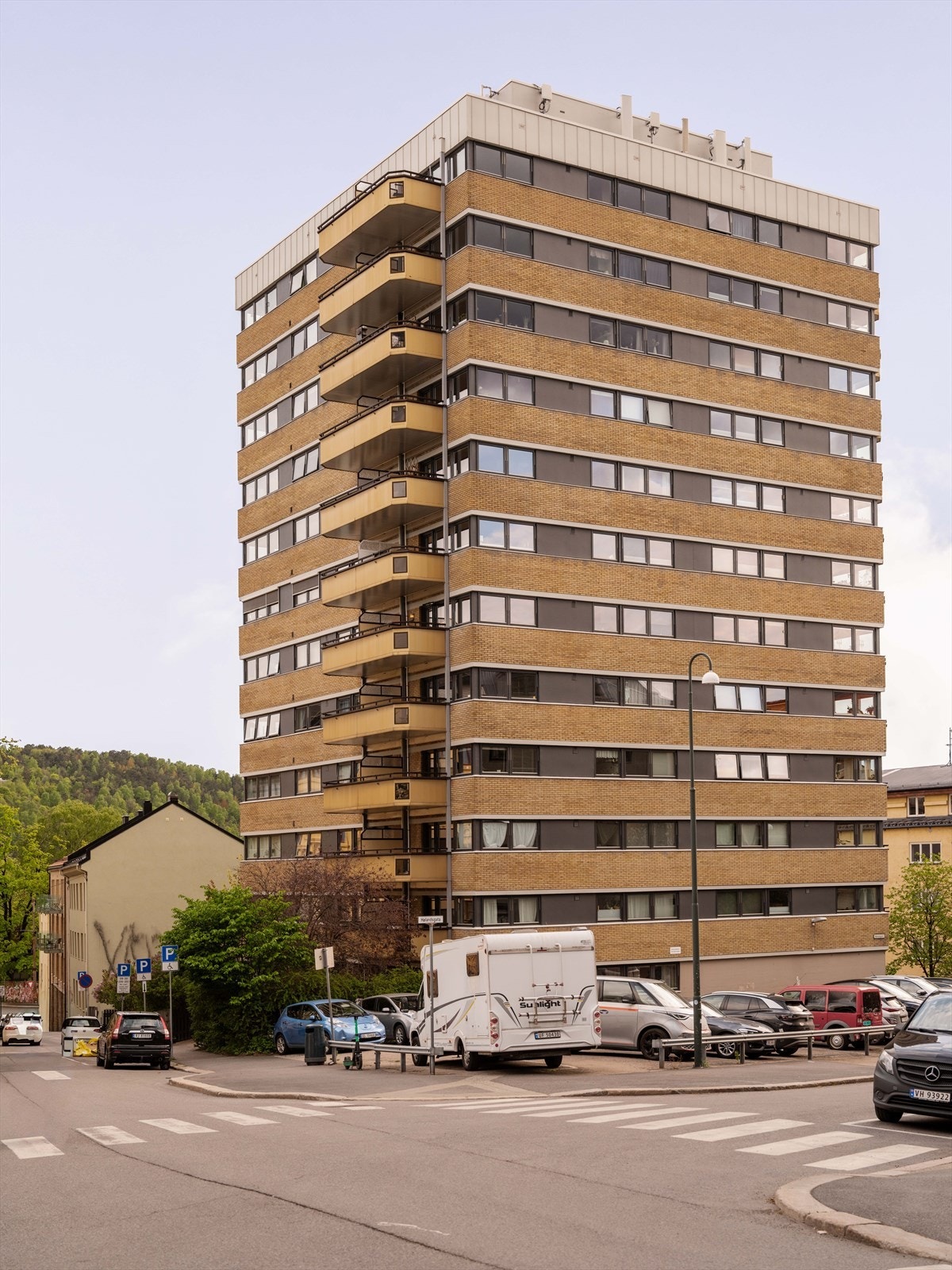 Selskapet disponerer 15 garasjeplasser og 15 utendørs parkeringsplasser for utleie, tildelt av styret etter venteliste. Leieprisen er 500 kr/mnd. Galleribilde