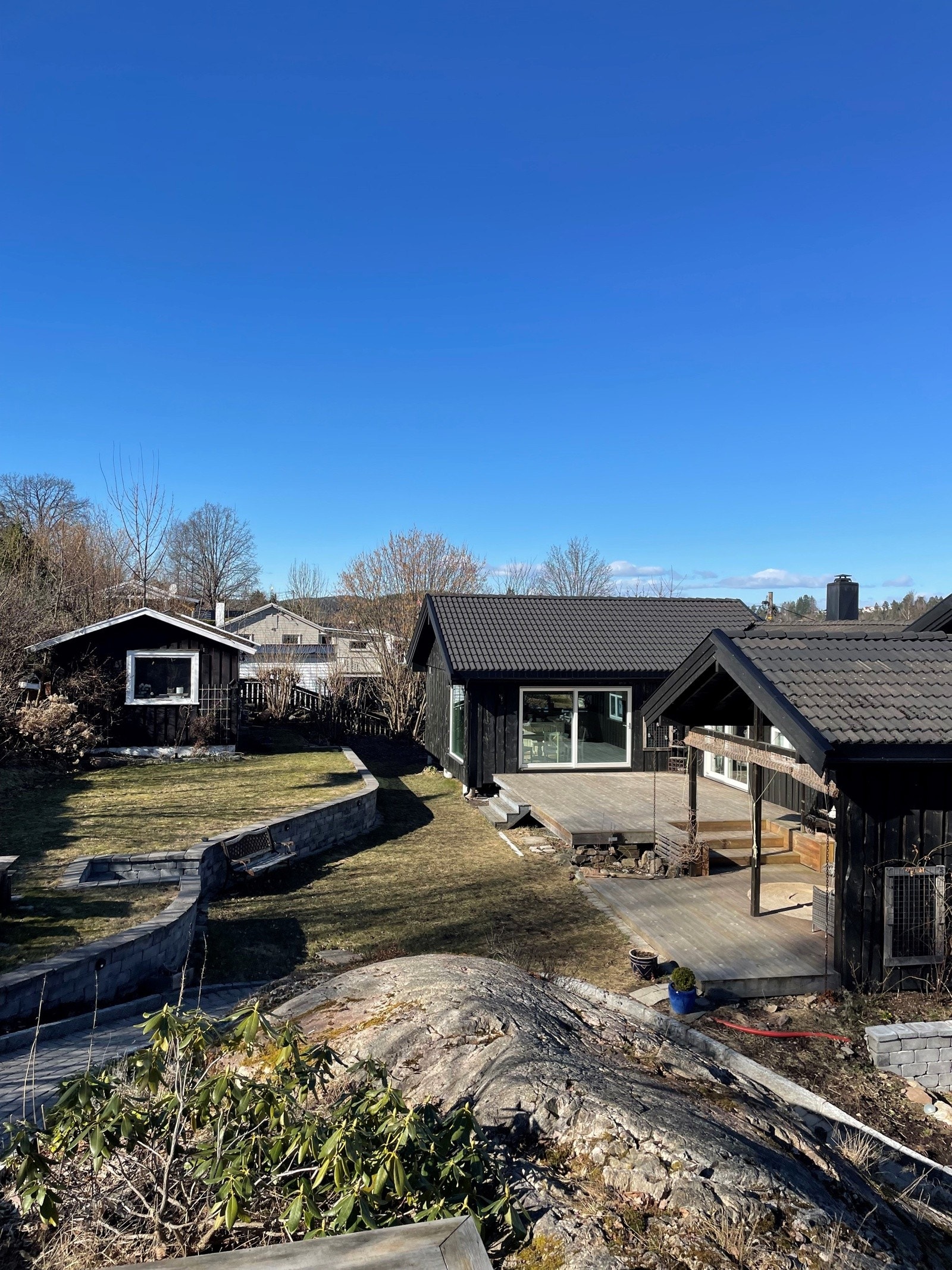 Uteplassen bak huset Galleribilde