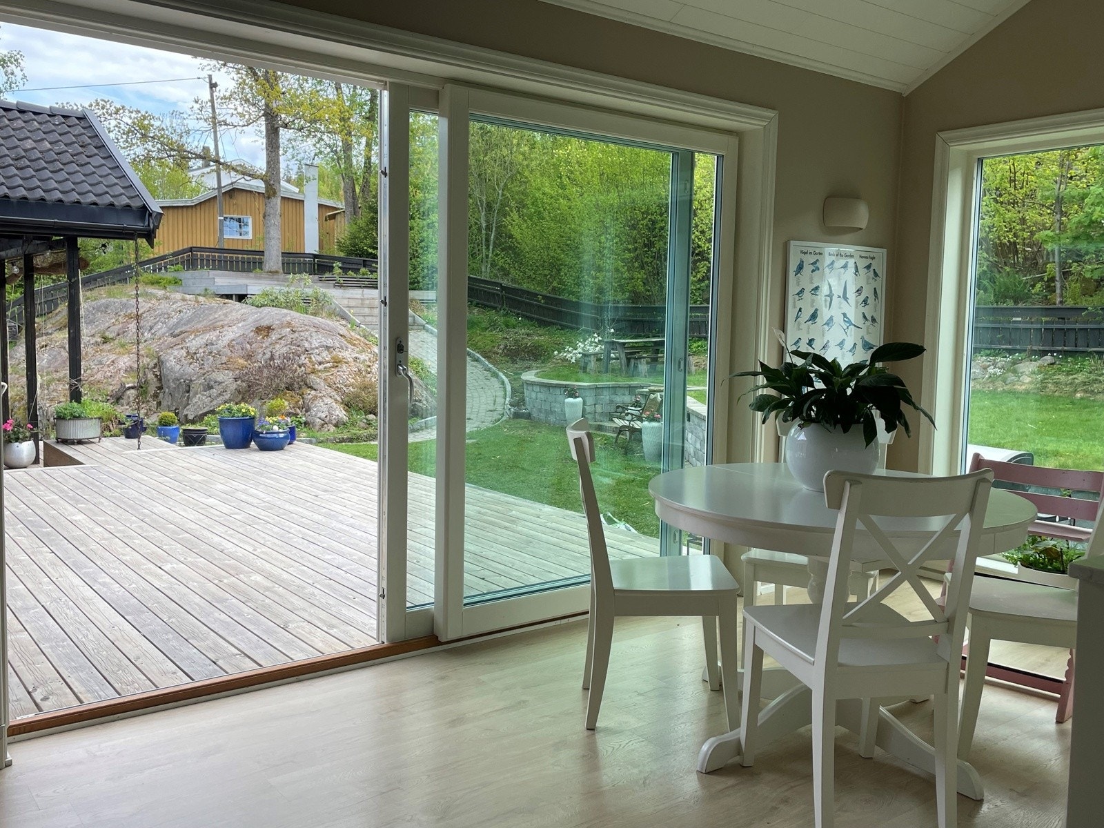 Kjøkken og terrasse mot uteplassen Galleribilde