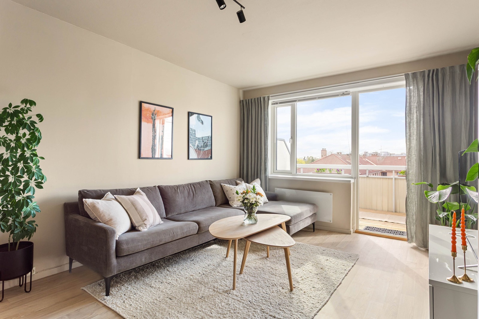 Romslig stue med plass til både sofagruppe og mediamøbler. Galleribilde