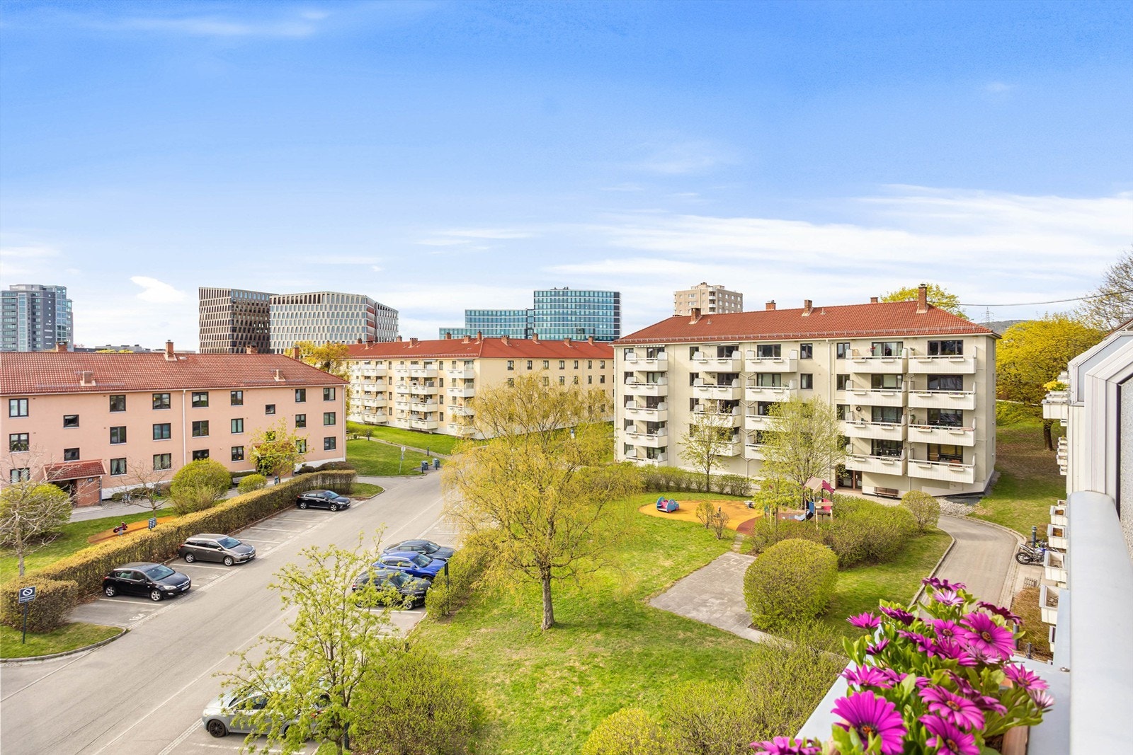 Borettslaget er trafikkstille og barnevennlig, med Teisen Vest barnehage internt på området. Galleribilde