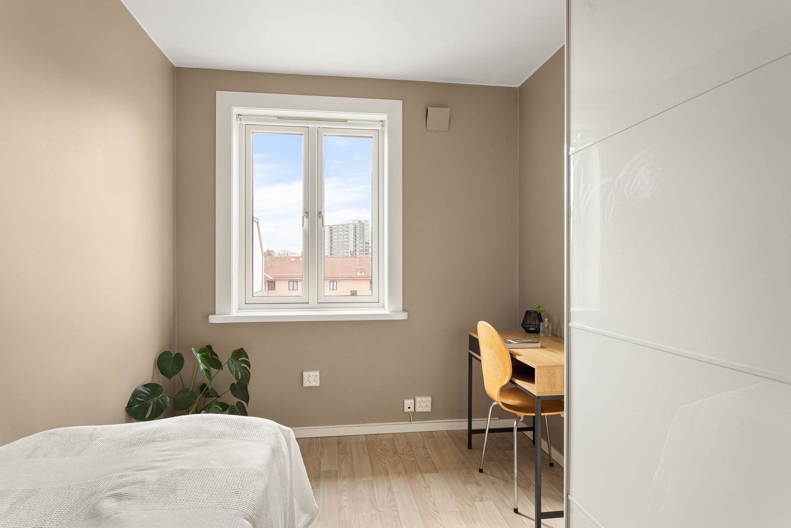 Rommet egner seg godt som kontor eller gjesterom, med plass til skrivepult. Galleribilde