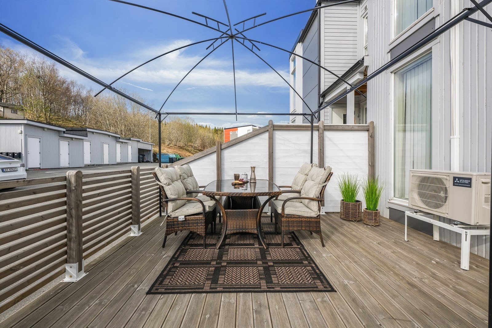 Her har man også en romslig markterrasse med god plass til utemøbler. Galleribilde