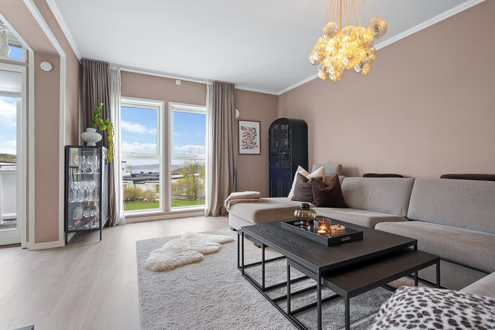 Vinduene i stuen rammer inn utsikten på en flott måte. Galleribilde