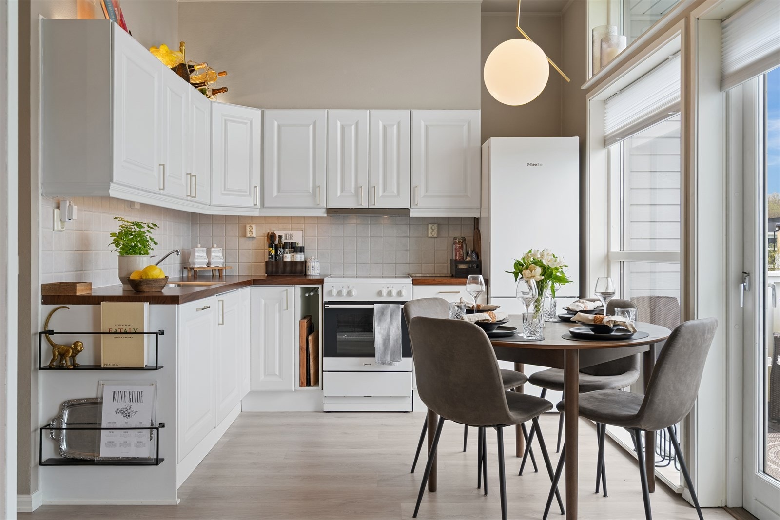 Innredningen har profilerte fronter og laminert benkeplate. Galleribilde